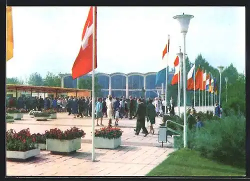 AK Erfurt, Internationale Gartenbau-Ausstellung d. DDR iga, Besucher vor dem Haupteingang