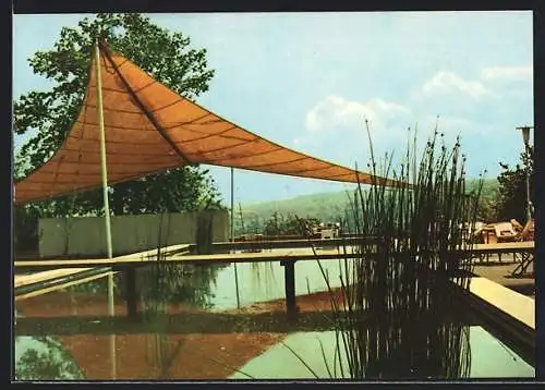 AK Erfurt, Internationale Gartenbauausstellung der DDR, Wasserbecken mit Sonnensegel