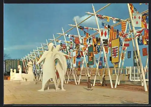 AK Bruxelles, Exposition Universelle 1958, Die Oriflammen von der Esplanada Terrasse