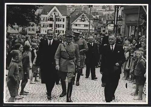 AK Herisau, General Guisan mit Landsmann Ackerman, schaulustiges Volk