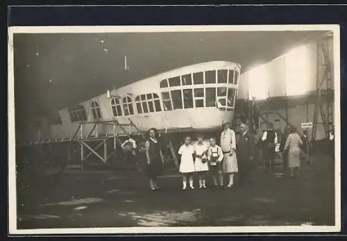 Foto-AK Braunschweig, Passagiere vor einer Zeppelin-Kabine