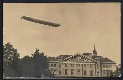 AK Bautzen, Zeppelin Sachsen über herrschaftlichem Gebäude