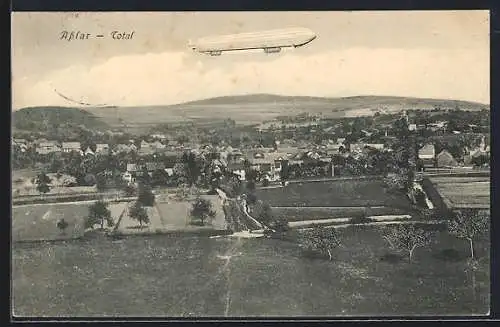 AK Asslar, Totalansicht mit Zeppelin über der Stadt