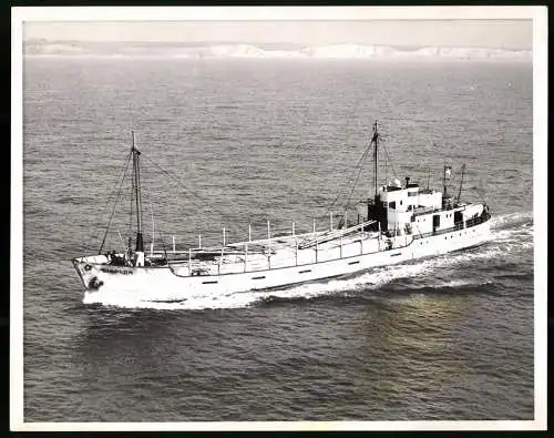 Fotografie Frachtschiff Simplon voll beladen mit Holz vor der englischen Kanalküste, Grossformat 25 x 20cm