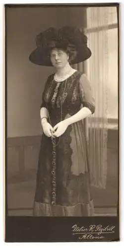 Fotografie Atelier R. Przibill, Altona, Reichenstrasse 18, elegante Dame mit Hut