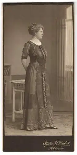 Fotografie Atelier R. Przibill, Altona, Reichenstrasse 18, Dame im Profil trägt elegantes Kleid