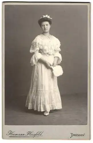 Fotografie Hermann Herzfeld, Dresden, Altmarkt, elegante Dame in weissem Kleid