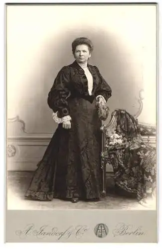 Fotografie A. Jandorf & Co., Berlin, S.W. Bellealliancestr. 1 /2, elegante Dame im opulenten Kleid