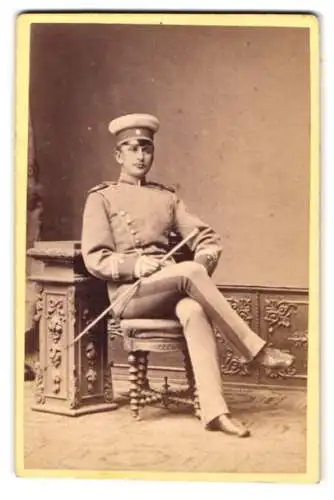 Fotografie W. Höffert, Hannover, Georgstrasse 9, eleganter Offizier in Uniform