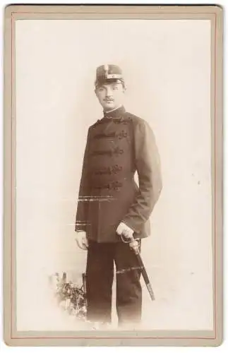 Fotografie unbekannter Fotograf und Ort, Porträt Husar in Uniform