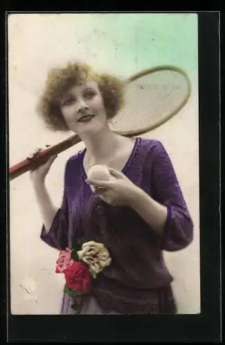 AK Junge Dame mit Tennisschläger und Tennisball