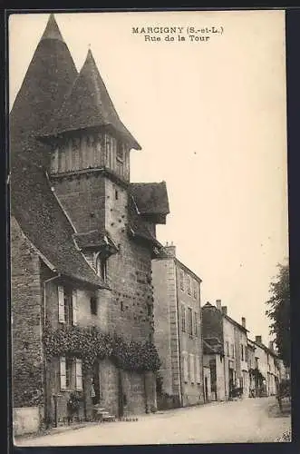 AK Marcigny, Rue de la Tour avec bâtiments historiques