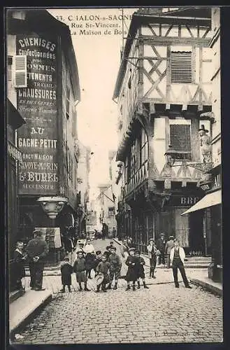 AK Chalon-sur-Saône, Rue St-Vincent et maison en bois avec passants et enfants jouant dans la rue