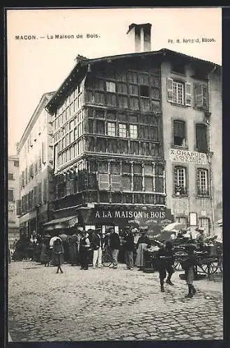 AK Mâcon, La Maison de Bois avec passants sur la rue animée