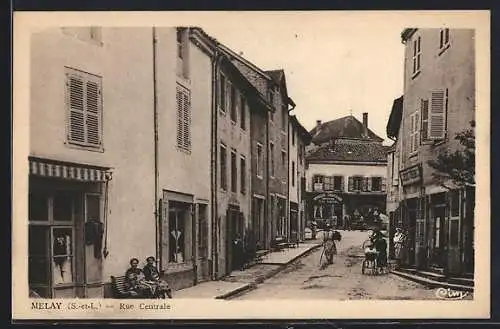 AK Melay, Rue Centrale animée avec passants et bâtiments historiques