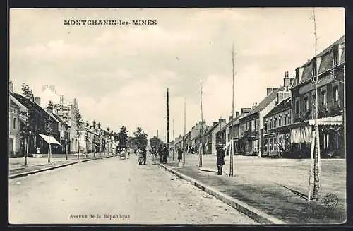 AK Montchanin-les-Mines, Avenue de la République animée