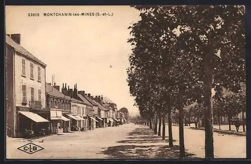 AK Montchanin-les-Mines, Rue bordée d`arbres avec commerces et trottoir ombragé