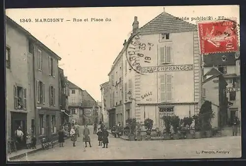 AK Marcigny, Rue et Place du Café de France avec habitants et bâtiments historiques