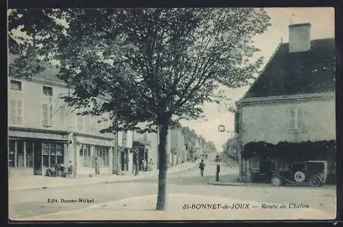 AK St-Bonnet-de-Joux, Route de Chalon avec arbre central et bâtiments adjacents