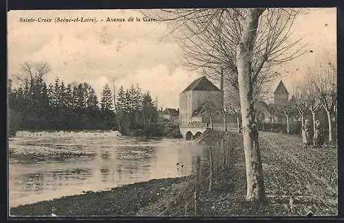 AK Sainte-Croix, Avenue de la Gare entlang des Flusses mit Bäumen und Gebäuden im Hintergrund