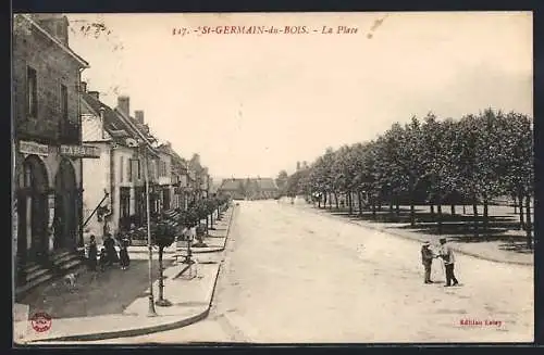 AK Saint-Germain-du-Bois, La Place avec vue sur les arbres et bâtiments adjacents