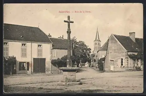 AK Saint-Yan, Rue de la Poste avec croix et église en arrière-plan