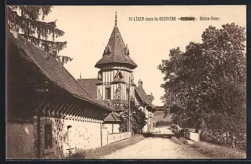 AK St Léger-sous-la-Bussière, Vue de la Basse-Cour et bâtiments environnants