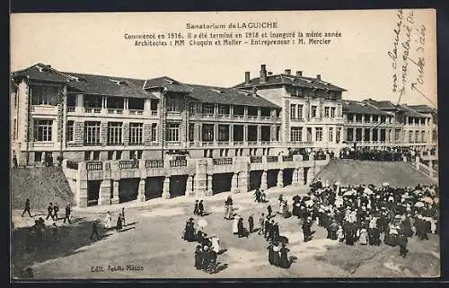 AK La Guiche, Sanatorium avec foule devant le bâtiment principal