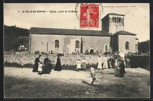 AK La Selle-en-Morvan, Église, sortie de la Messe