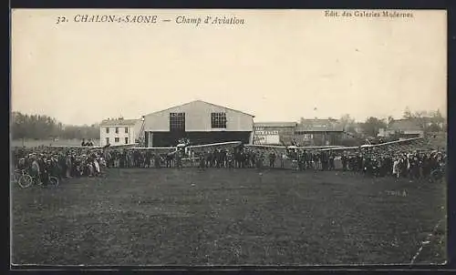 AK Chalon-sur-Saône, Champ d`Aviation avec foule rassemblée autour d`un avion