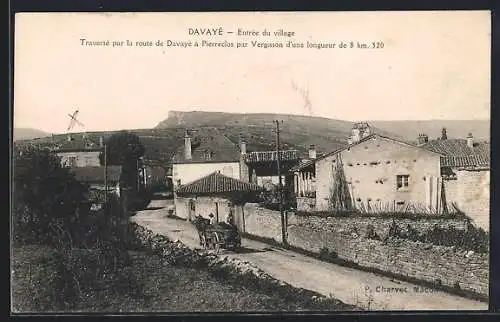 AK Davayé, Entrée du village avec route et paysage rural