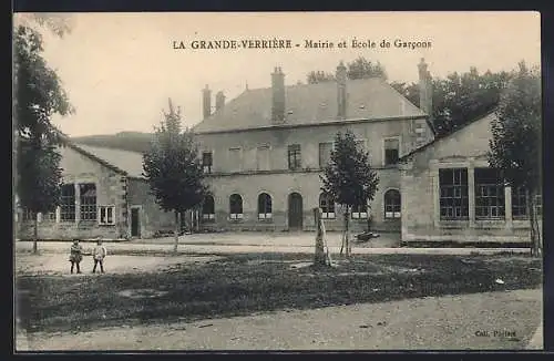 AK La Grande-Verrière, Mairie et École de Garcons