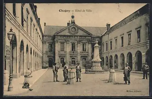 AK Chagny, Hôtel de Ville et place animée avec passants