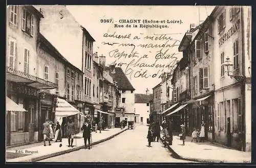 AK Chagny, Rue de la République animée avec passants et commerces