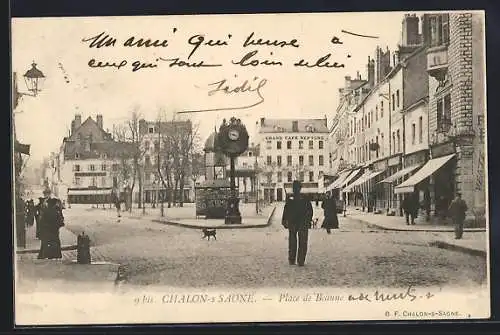 AK Chalon-sur-Saône, Place de Beaune avec passants et Grand Café Riche