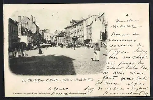 AK Chalon-sur-Saône, Place de l`Hôtel-de-Ville animée avec passants et bâtiments historiques