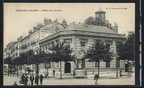 AK Chalon-sur-Saône, Hôtel des Postes et rue animée avec passants et bâtiments historiques