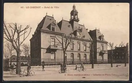 AK Le Creusot, Hôtel de Ville et cyclistes sur la place devant le bâtiment