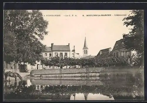 AK Moulins-la-Marche, L`Abreuvoir avec vue sur l`église et les bâtiments environnants