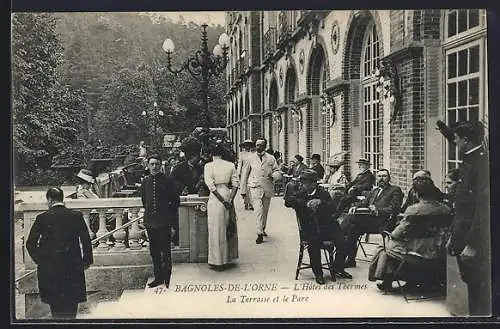 AK Bagnoles-de-l`Orne, L`Hôtel des Thermes, La Terrasse et le Parc