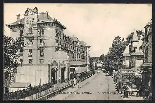 AK Bagnoles-de-l`Orne, Le Grand Hôtel et rue animée