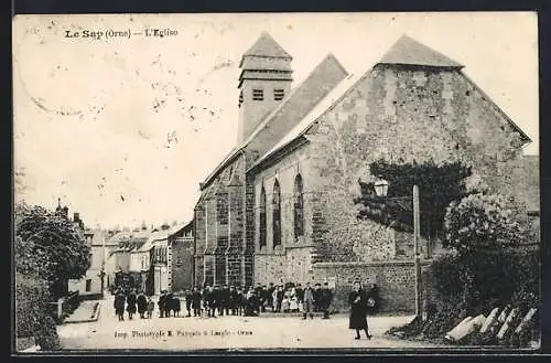 AK Le Sap, L`Église et la rue animée devant