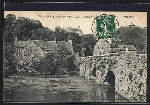 AK Saint-Céneri-le-Gérei, Vue du pont pittoresque et des maisons en pierre