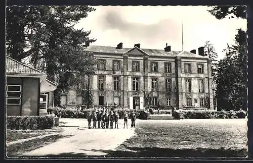 AK Saint-Martin-d`Écublé, Colonie de vacances de Pantin au château avec enfants devant le bâtiment