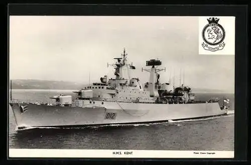 AK Kriegsschiff HMS Kent vor der Küste