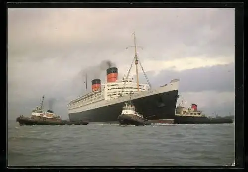 AK Passagierschiff Queen Elizabeth von Schleppern gezogen, Cunard Liner