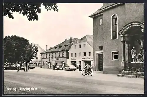 AK Plattling, belebter Preysingplatz mit Kirche, Rathaus und Metzgerei