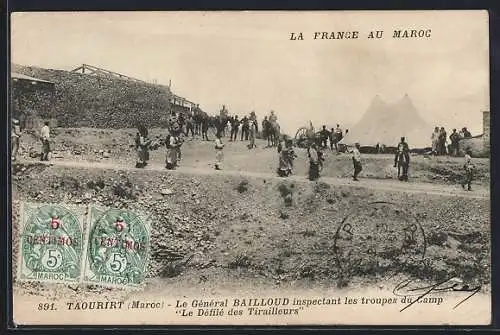 AK Taourirt, Le Général Bailloud inspectant les troupes du Camp Le Défilé des Tirailleurs