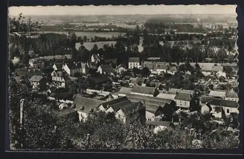 AK La Chartre-sur-le-Loir, Vue panoramique du village et des champs environnants