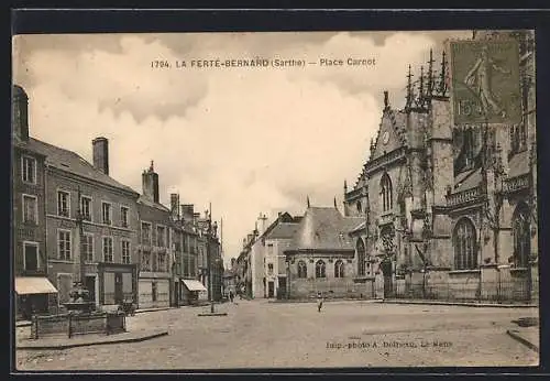 AK La Ferté-Bernard, Place Carnot avec église et bâtiments historiques